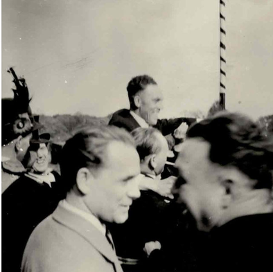 Das Bild zeigt im Vordergund mit dem hellen Anzug Heinrich Söbbeke im Jahr 1958 (König Adolf Hernsel)