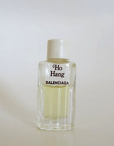 HO HANG - EAU DE TOILETTE POUR HOMME 3 ML : GROS PLAN SUR LA MINIATURE SEULE, BOUCHON BLANC PLASTIQUE