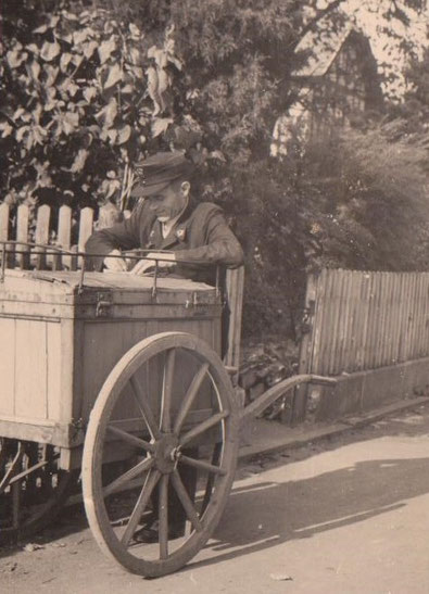 Josef Malek am Postwagen vor Haus Jahn, rechts Villa Plahs 1956 - Archiv W.Malek