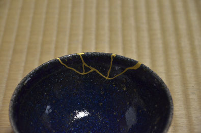青色茶碗に金継ぎ