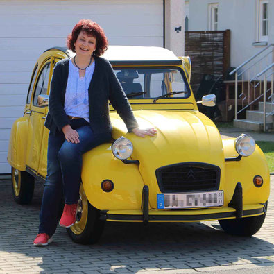 Anke_Herzglück mit gelbem Auto