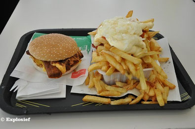 Texas Burger : ribster, kaas,toscaanse en BBQ saus, droge uitjes