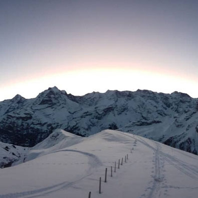 Bild von einer Morgenstimmung im Schnee in den Bergen