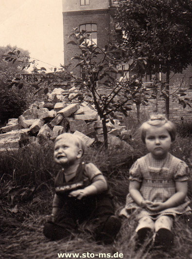 Im Garten meines Elternhauses ca. 1952 mit Trümmerresten - Foto Maria Seidel