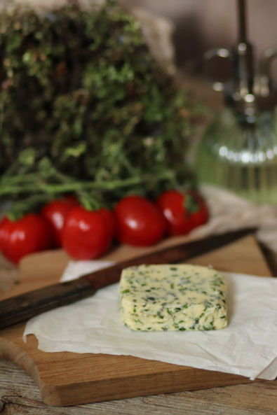 Kräuterbutter aus Schlagobers