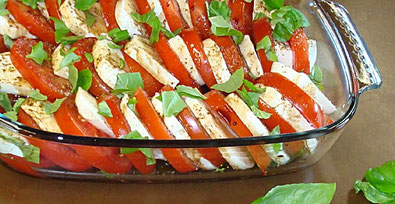 Das Bild zeigt eine Schüssel mit Tomate und Mozzarella