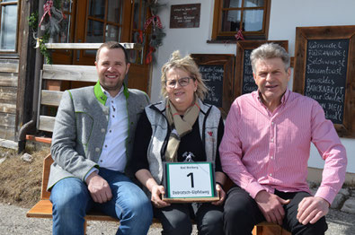 Andrea und Gerhard Riedel mit Bürgermeister Christian Hecher