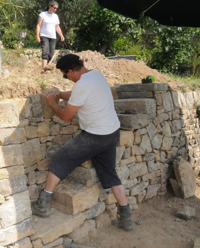 old-staircase-repairing-restoration-var-cotignac-dry-stone-wall