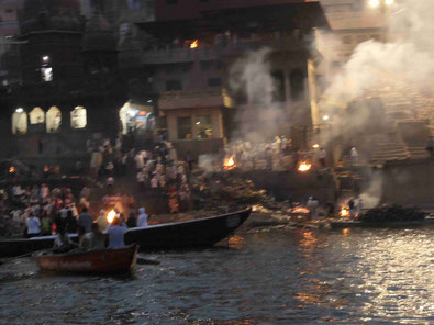 Leichenverbrennung am Manikarnika Ghat von Varanasi   Foto: Weil