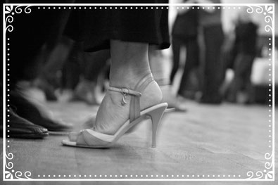 pieds d'une danseuse de tango