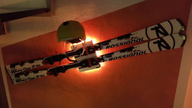 Wandhalterung Wandmontage Ski horizontal vertikal Ski Halterung wall mount LED Beleuchtung