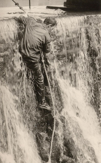 Abseilen im Wasserfall. Challenge