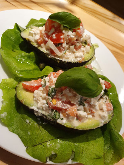 Gefüllte Avocados mit scharfer Salsa und Basilikum