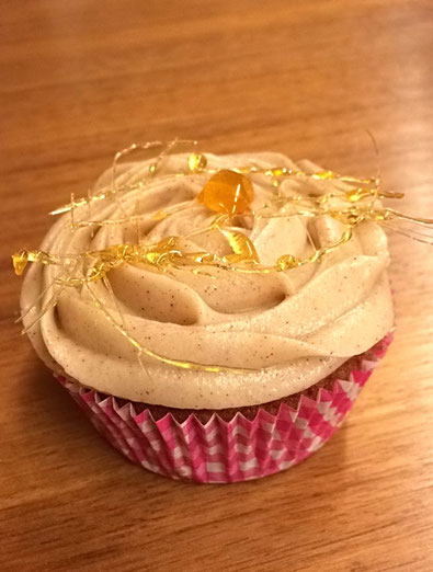 mit einem Karamellgitter wird jeder Cupcake zu einem Kunstwerk