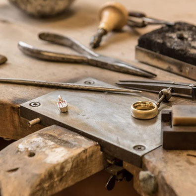 Stage sur-mesure, fabriquer son bijou, apprendre la bijouterie avec un artisan, cours, work-shop, atelier, cours particuliers, apprendre à fabriquer un bijou en argent, techniques joaillerie - Nelly Chemin - bijoux contemporains, Rhône-Alpes  