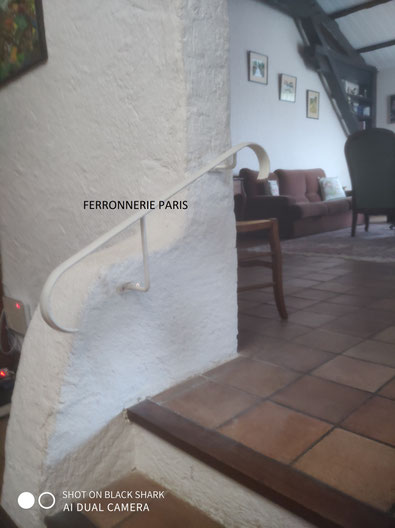 rampe mural en fer pour escalier,sablé,métalisé,thermolaqué en blanc satiné
