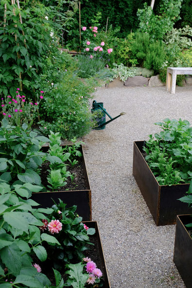 dieartigeGARTEN //June Garden - new high beds / neue Kniehochbeete mit reichlich zunehmendem Grün