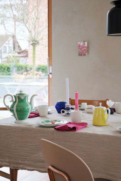 dieartigeBLOG // Oster-Frühlings-Tischdekoration | Weiß mit Grün - Vintage-Porzellan, Pinke Stoffservietten, Blaue + Zitronengelbe Akzente