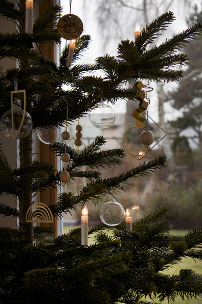 dieartigeBLOG - Weihnachtsbaum-Dekoration in Gold, Glas und Holz