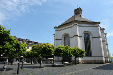 Karlskirche nach Zerstörung des Kirchendaches im zweiten Weltkrieg und Wiederaufbau