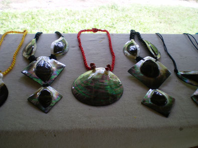Bijoux en huitre perlière fabriqués à Tahaa
