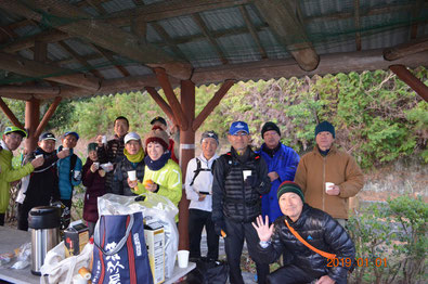 みんなで初日の出を拝みながら…乾杯!