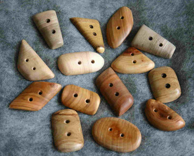 Knöpfe aus Holz, Holzknöpfe Pflaume, Wacholder, Birne, Kirsche handgemacht in Stralsund