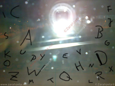 Schwarze Buchstaben auf Fensterscheibe