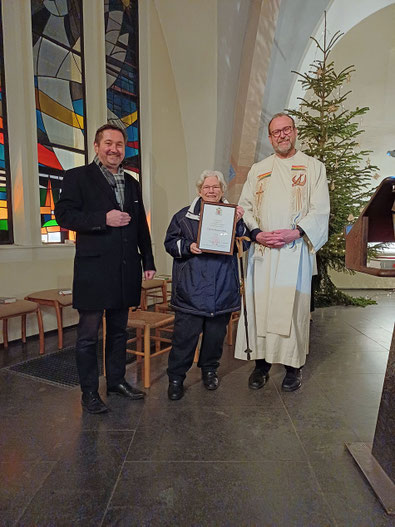 Christel Heib mit Pfarrer Andreas Brocke und Verwaltungsleiter Uwe Becker