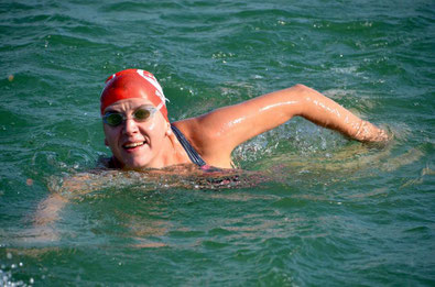 Evelyn Thomas, schwimmend