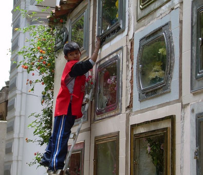 Die Kinder sorgen für die Grabpflege des städtischen Friedhofs.