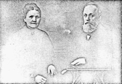 Maria Schuster (1849–1938) mit ihrem Ehemann Wilhelm Meyer, 1910 [leider habe ich das Bild nicht in besserer Qualität]