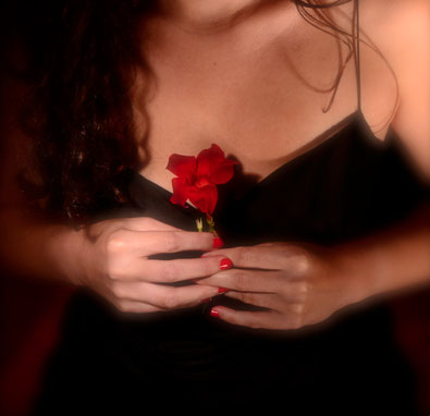 Femme mystérieuse fleur rouge noir