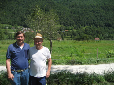 Marco Leban (rechts) und Manfred Wille. Im Hintergrund sind Berge der Julischen Alpen.