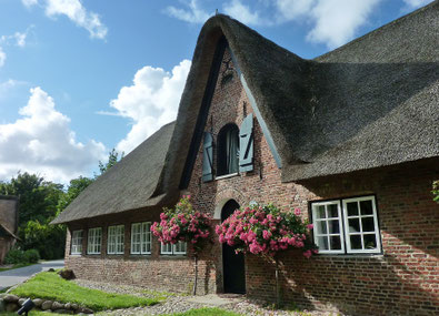 Rundgang durch das Kapitänsdorf Keitum auf Sylt mit seinen charmanten Reetdachhäusern und Friesenhäsuern. 