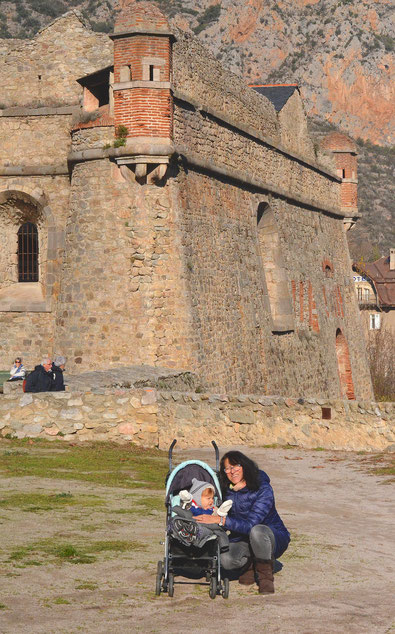 Roman et sa mamie devant une poivrière, le ... sel de la vie