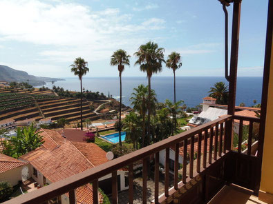 Bild und Link: Blick vom Balkon über das Meer bis Icod, aus dem Apartment in La Longuera