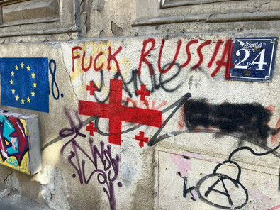 Graffitis an einer Hauswand im Zentrum der georgischen Hauptstadt Tbilisi, die den Wunsch einer Eingliederung in Europa und die Ablehnung von Russland zeigen (Franz J. Marty, 20. Oktober 2023)
