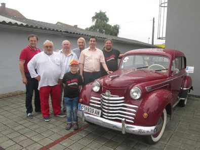 V.l.n.r.: GR Werner Stöberl, GR Alfred Friedl (stolzer Besitzer des abgebildeten Oldtimers), ESV-Obmann Andreas Murhammer, ESV-Funktionär Michael Fertl, LAbg. Dr. Günther Sidl, GR Mag. Klaus Bergmaier mit Sohn Paul (vorne). Foto: zVg