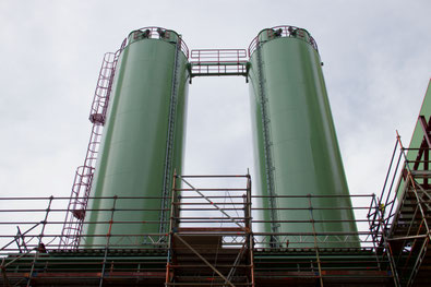 Silos für Aktivkohle im Kraftwerk Schkopau