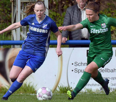 Spielte ganz groß auf: Julia Faupel (l., hier zu schnell für Leona Henkel) schoss beim 3:0 von Viktoria Großenenglis zwei Tore und leistete zudem zuvor die Vorarbeit zum 1:0 durch Janine Dülger. Foto: Pressebilder Hahn