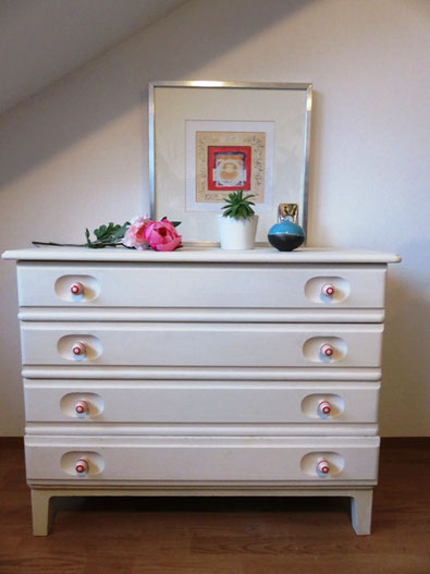 Cremeweiße Kommode im Shabby Chic Style