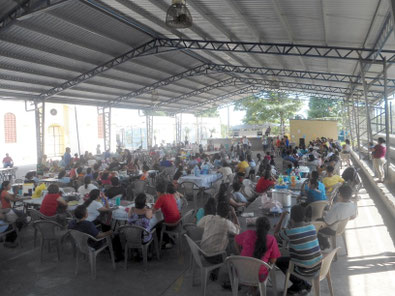 Almuerzo navideño organizado por la iglesia