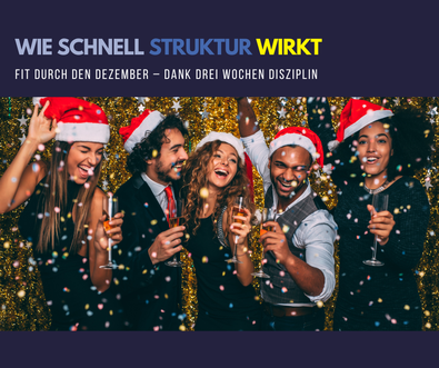 Gruppe von Freunden mit Weihnachtsmützen feiert fröhlich vor goldenem Hintergrund – Symbol für Genuss nach drei Wochen Mini-Cut-Disziplin und neue Fitness-Struktur.