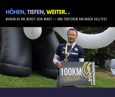 Personal Trainer demonstriert ein kurzes Krafttraining im Studio als Beispiel für effektive Workouts bei Zeitmangel.
