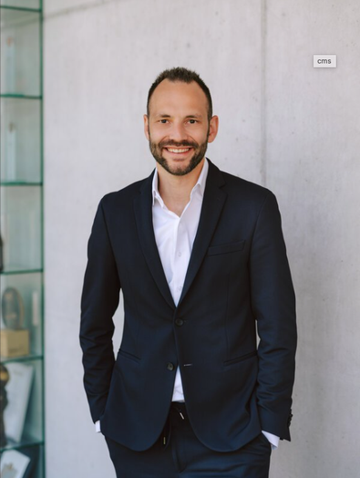 Markus Sünderhauf, der neue Verkaufsleiter der TRUMER Privatbrauerei, steht im Hemd und Sakko vor der Kamera.