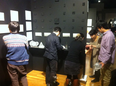 幕内政治ブースの図。準備時は出展作家と共にブースを作り上げていきます。僕はシールはがしやゴミ拾いをしてました。