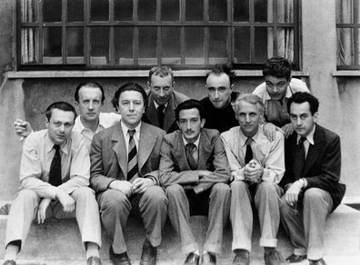 マン・レイ「シュルレアリスムのグループ」（1930年）：左からトリスタン・ツァラ、ポール・エリュアール、アンドレ・ブルトン、ハンス・アルプ、サルバドール・ダリ、イヴ・タンギー、マックス・エルンスト、ルネ・クルヴェル、マン・レイ。