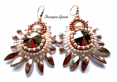photo-boucles-oreilles-dormeuses-brodees-createur-frangees-or-rose-blanc