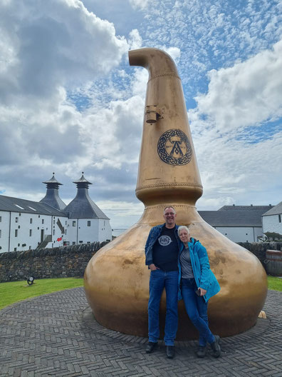 Jürgen and I in front of the Ardbeg Distillery